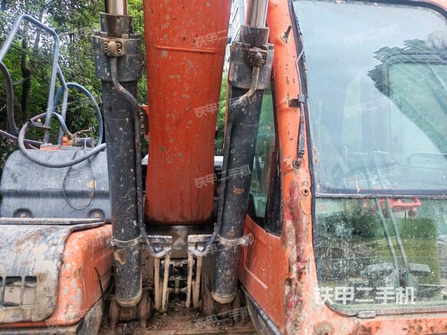 大臂油缸整体 竖拍（工作和回转装置）