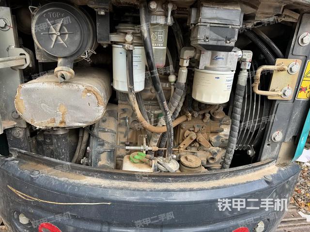 回轉(zhuǎn)馬達(dá)和主控閥(整機(jī)外觀) 回轉(zhuǎn)馬達(dá)和主控閥(整機(jī)外觀)