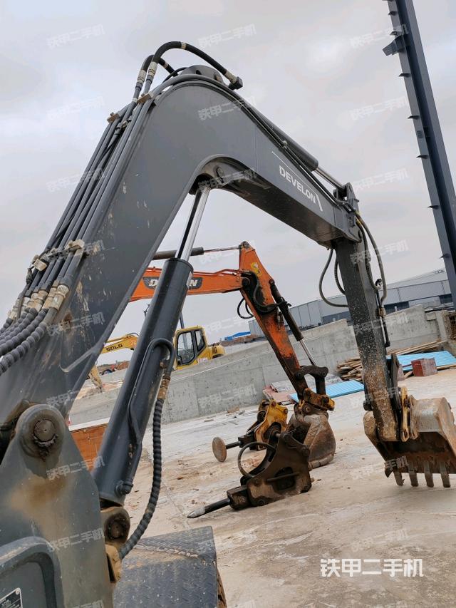 大臂背部俯視（工作和回轉(zhuǎn)裝置）