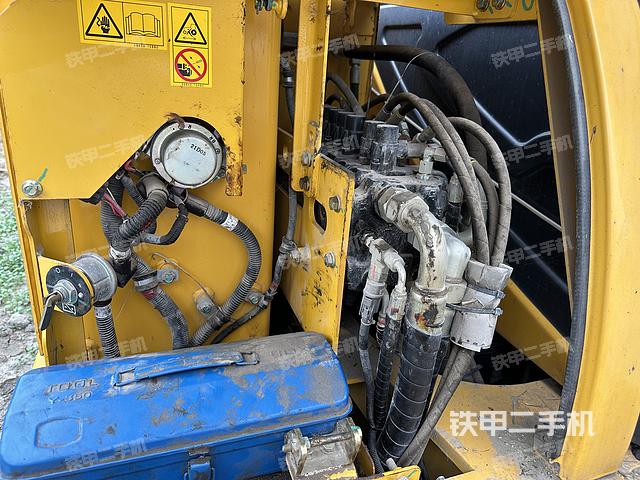 回转马达和主控阀（整机外观）