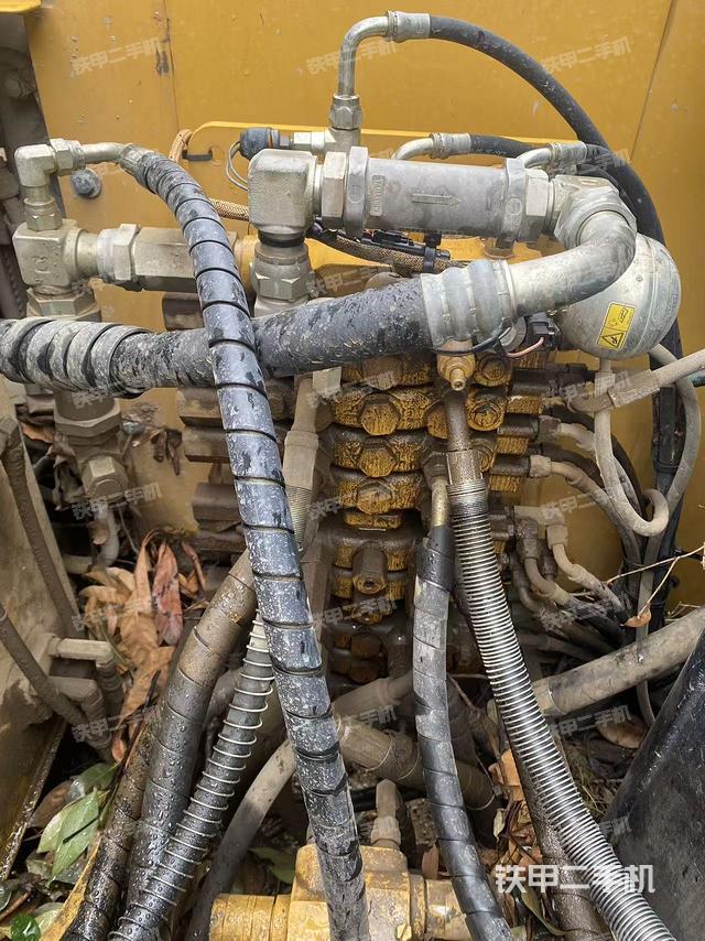 回轉(zhuǎn)馬達(dá)和主控閥（整機(jī)外觀）