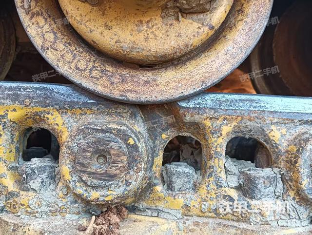 右侧履带全景（推土机底盘及工作装置）