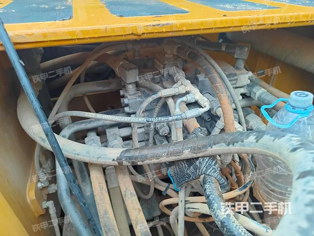 回转马达和主控阀（整机外观）