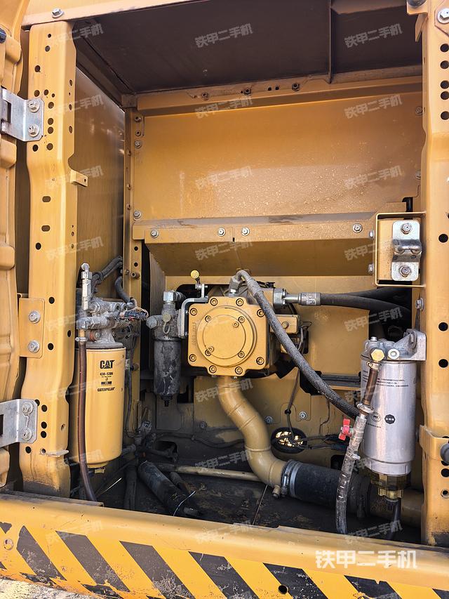 液压泵舱室正面整体（整机外观）