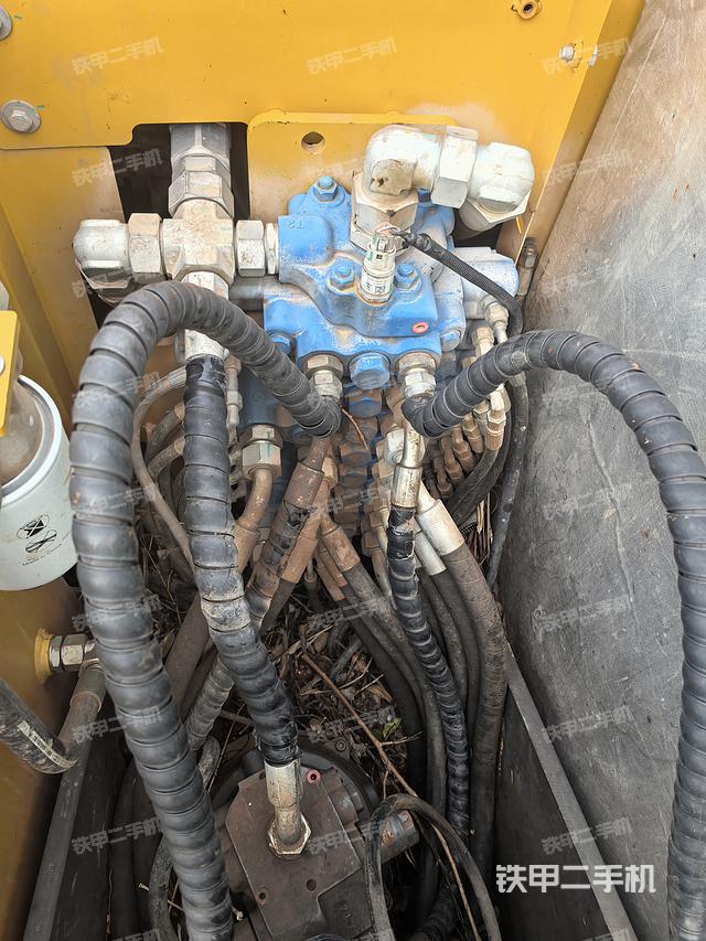 回转马达和主控阀（整机外观）