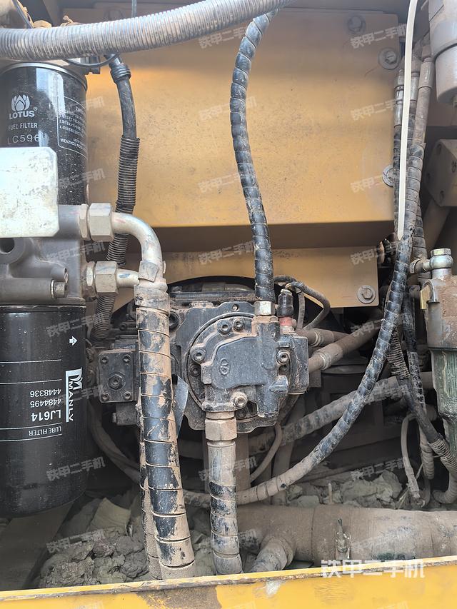 液压泵舱室正面整体（整机外观）