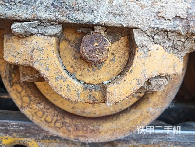 左侧履带全景（推土机底盘及工作装置）