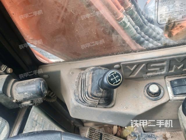 行走控制手柄和踏板?俯拍（駕駛室部分）