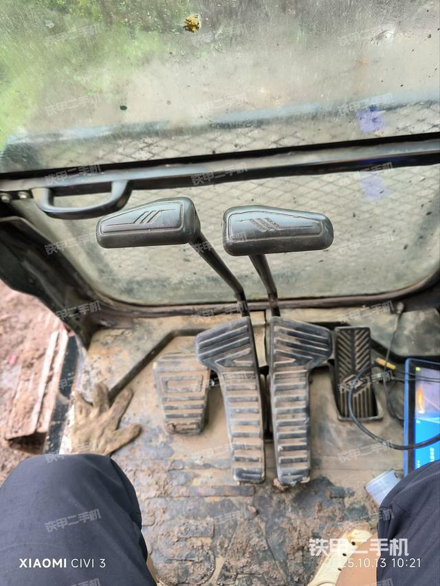 行走控制手柄和踏板?俯拍（駕駛室部分）