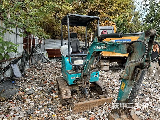 駕駛室頂部(整機(jī)外觀) 駕駛室頂部(整機(jī)外觀)