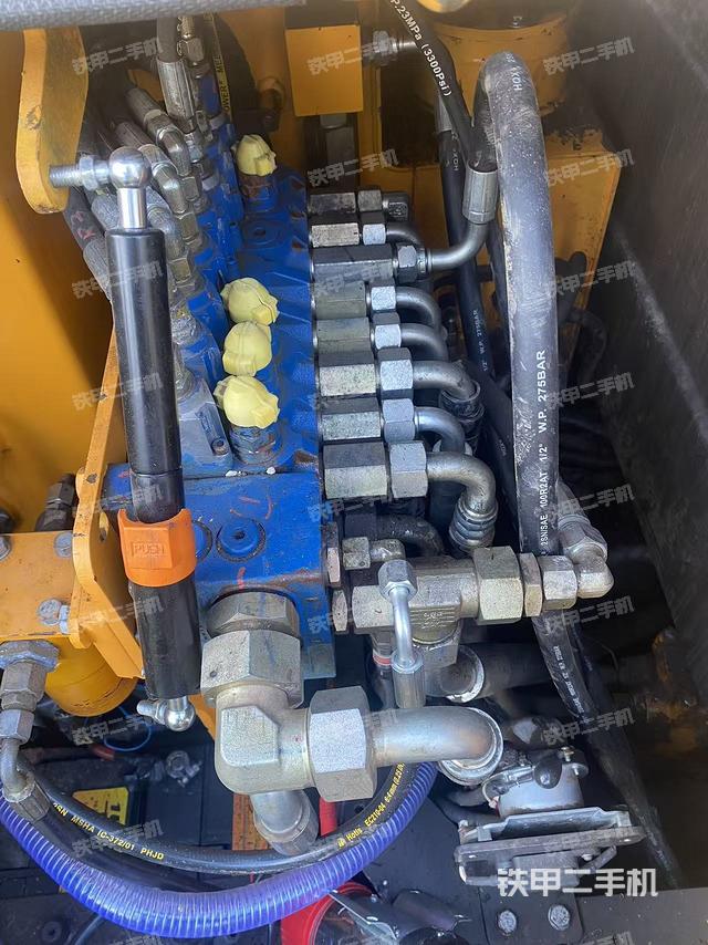 回轉(zhuǎn)馬達和主控閥（整機外觀）