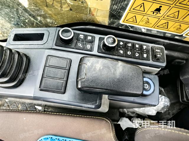 座椅右側(cè)控制臺(tái)/鑰匙門(mén)/油門(mén)/含右手柄（駕駛室部分）