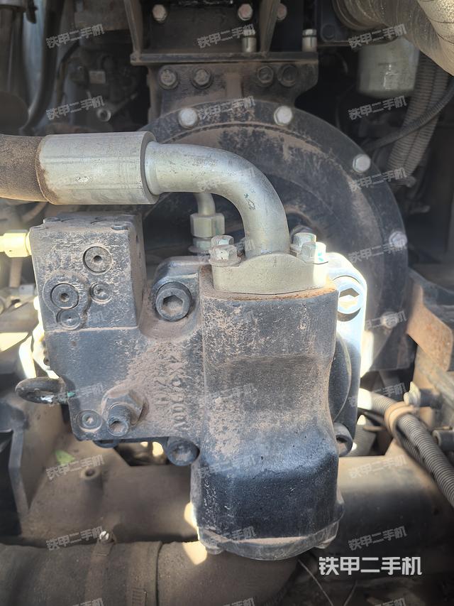 液压泵舱室正面整体（整机外观）