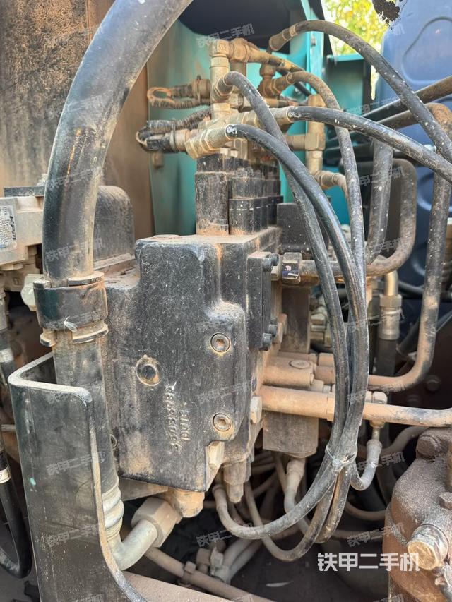 回轉(zhuǎn)馬達(dá)和主控閥（整機(jī)外觀）