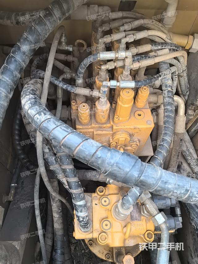 回转马达和主控阀（整机外观）