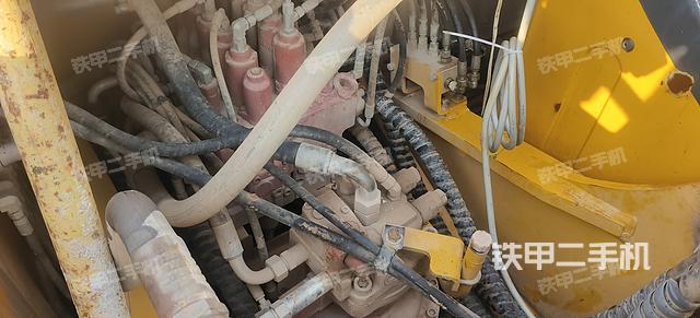 回转马达和主控阀（整机外观）