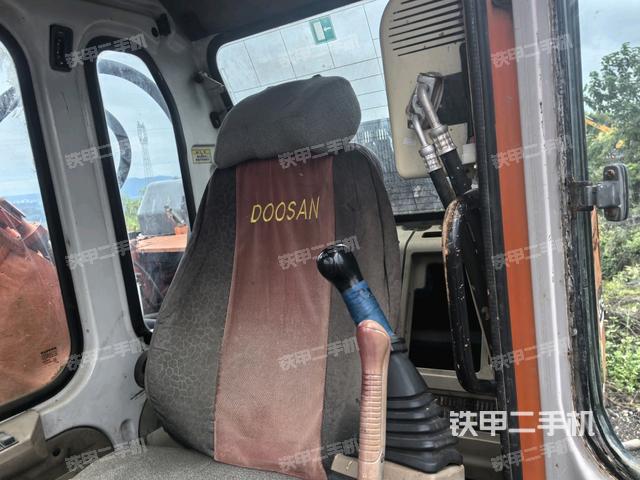 座椅右側(cè)控制臺/鑰匙門/油門/含右手柄（駕駛室部分）