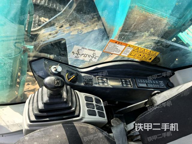 座椅右侧控制台/钥匙门/油门/含右手柄（驾驶室部分）