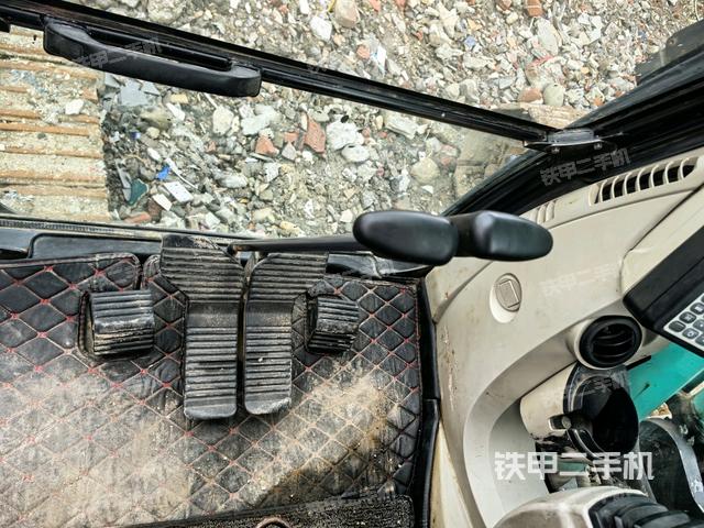 行走控制手柄和踏板?俯拍（駕駛室部分）