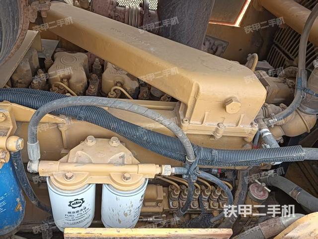 发动机右侧全景（推土机发动机舱）