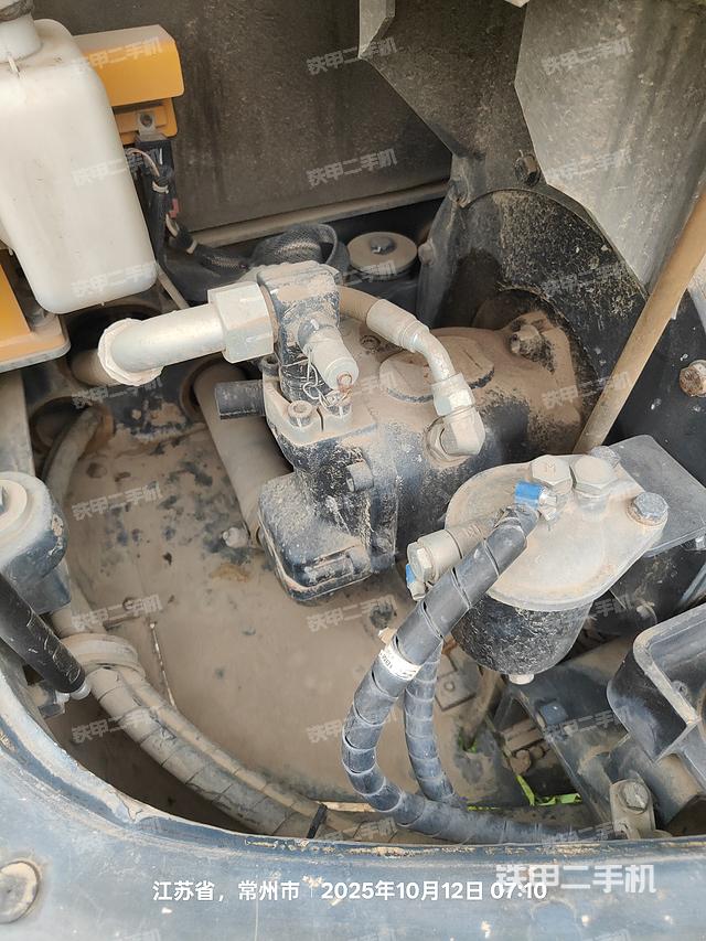 液压泵舱室正面整体（整机外观）