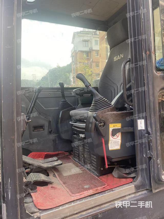 駕駛室整體（整機外觀）