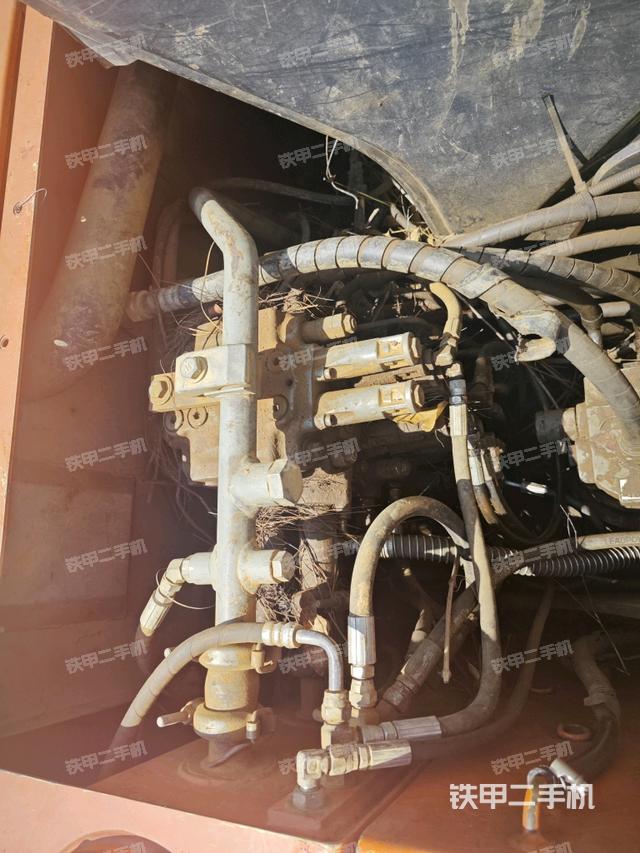 回轉(zhuǎn)馬達(dá)和主控閥（整機(jī)外觀）