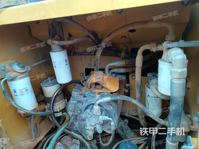 液压泵舱室正面整体（整机外观）