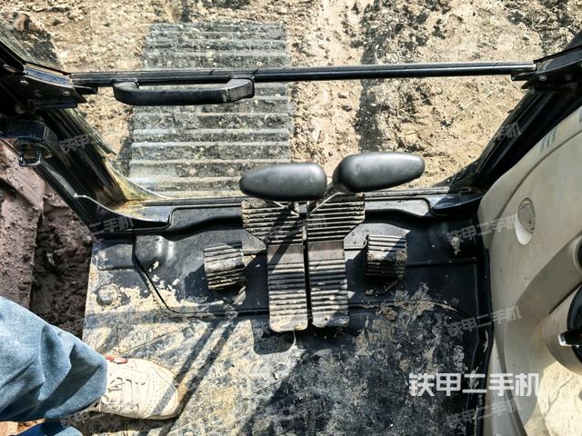 行走控制手柄和踏板 俯拍（驾驶室部分）