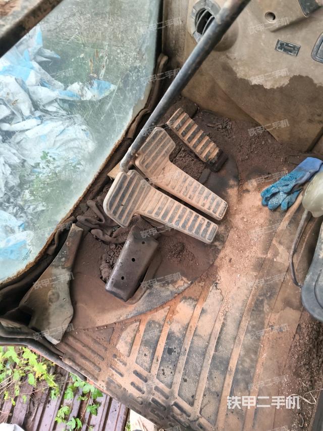 行走控制手柄和踏板?俯拍（駕駛室部分）