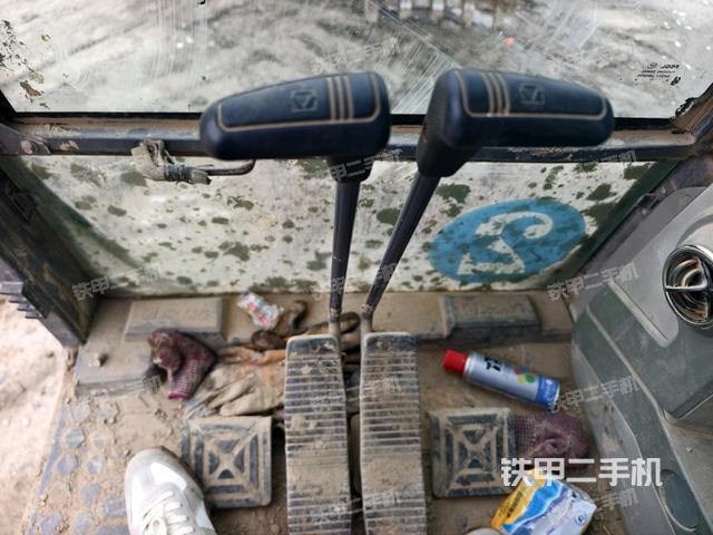 行走控制手柄和踏板?俯拍（駕駛室部分）