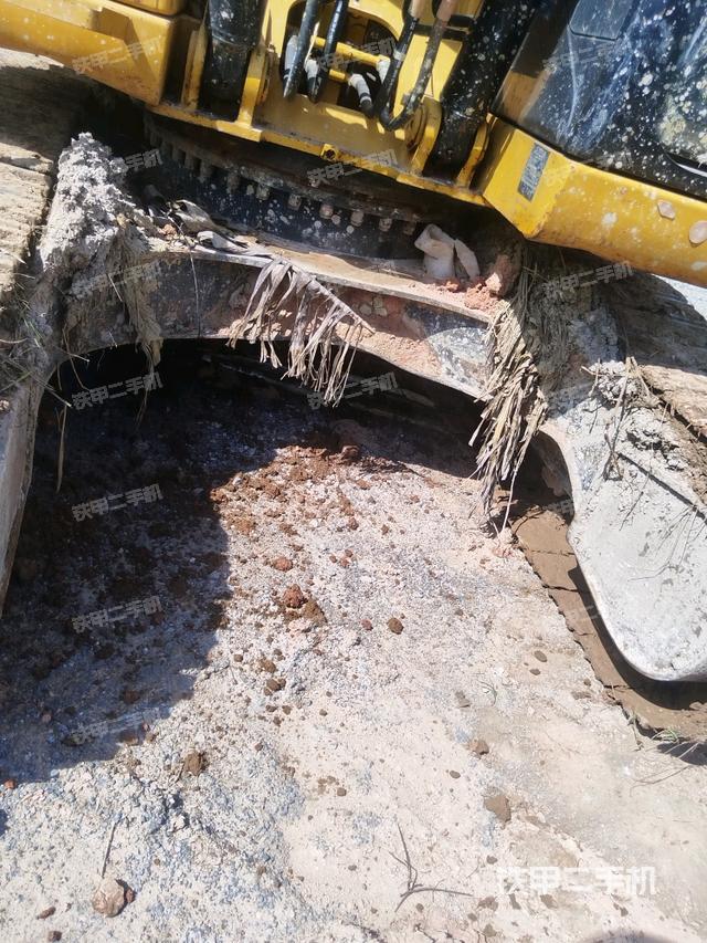 轉(zhuǎn)盤和下車架正前（工作和回轉(zhuǎn)裝置）