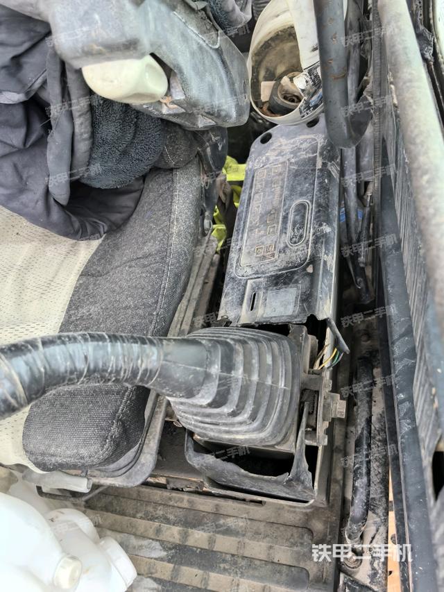 座椅右側(cè)控制臺(tái)/鑰匙門(mén)/油門(mén)/含右手柄（駕駛室部分）