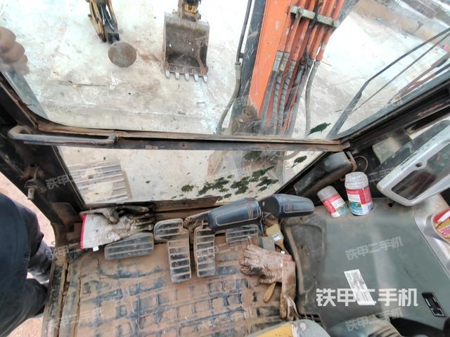 行走控制手柄和踏板?俯拍（駕駛室部分）