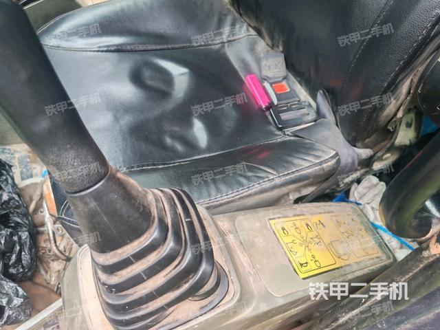 左后方玻璃角標(biāo)（駕駛室部分）