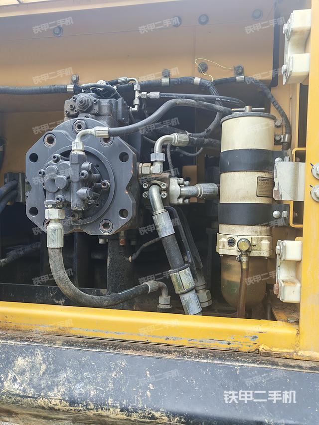 液压泵舱室正面整体（整机外观）