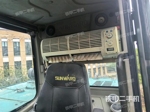 行走控制手柄和踏板?俯拍（駕駛室部分）