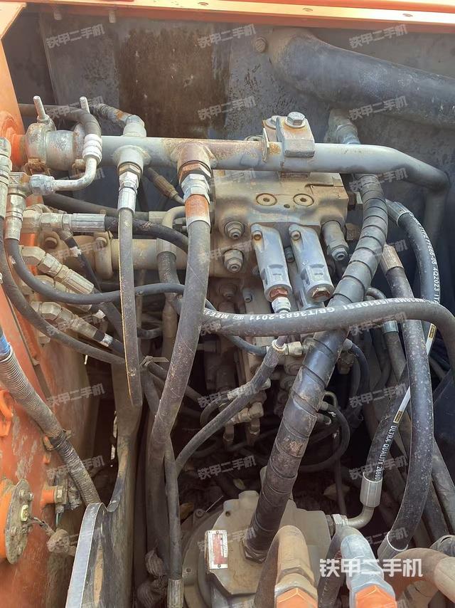 回轉(zhuǎn)馬達(dá)和主控閥（整機(jī)外觀）