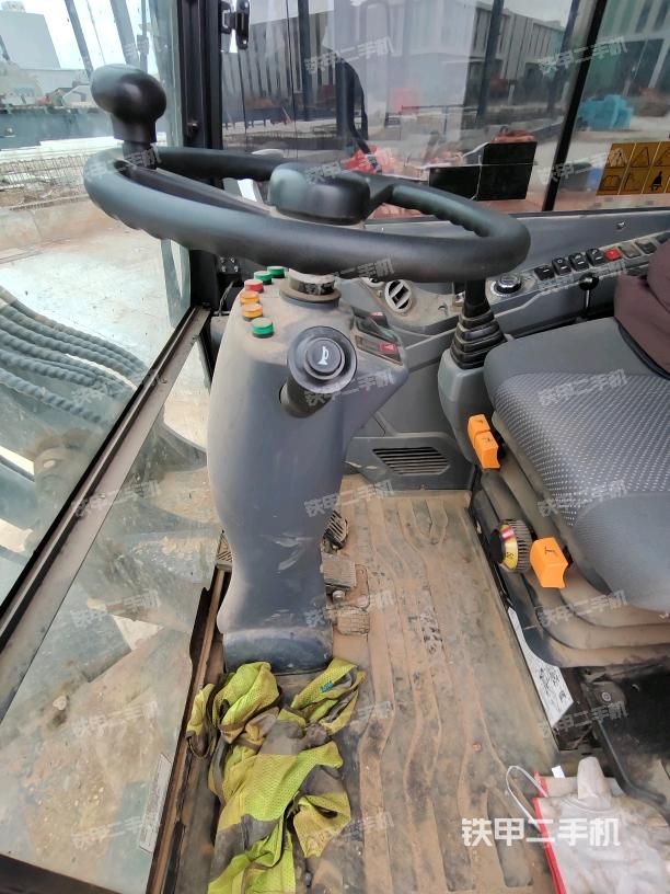行走控制手柄和踏板?俯拍（駕駛室部分）