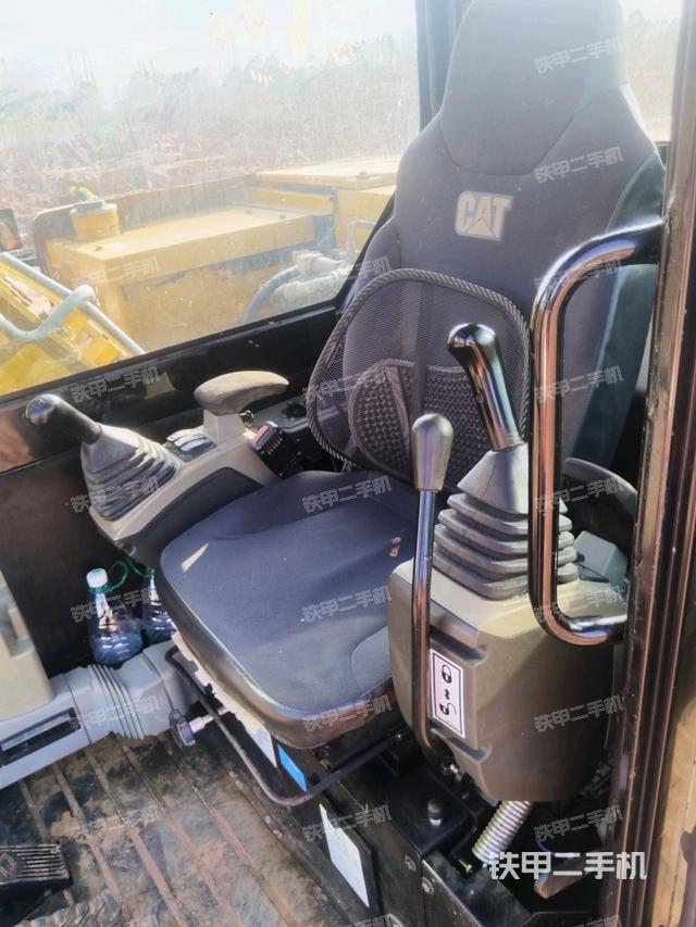 行走控制手柄和踏板?俯拍（駕駛室部分）