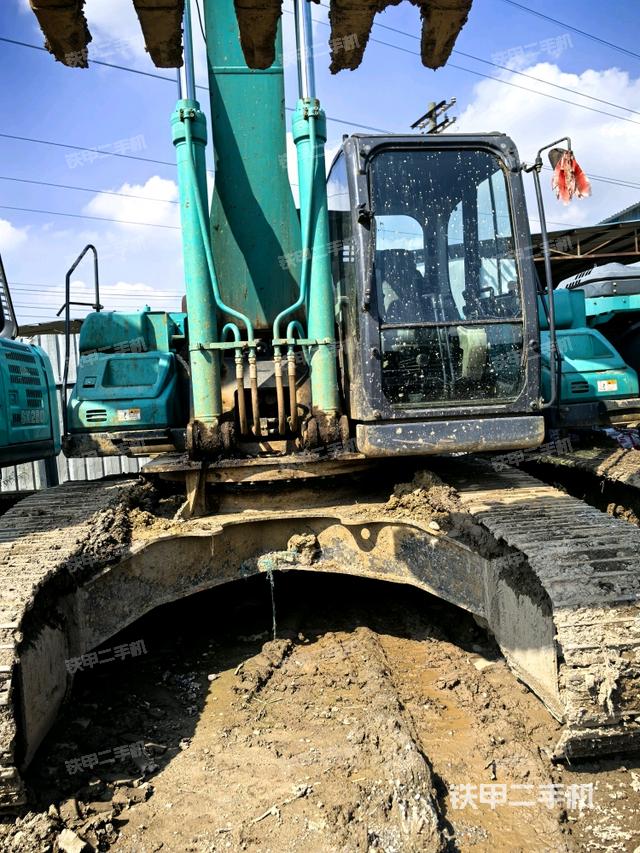 大臂油缸整体 竖拍（工作和回转装置）