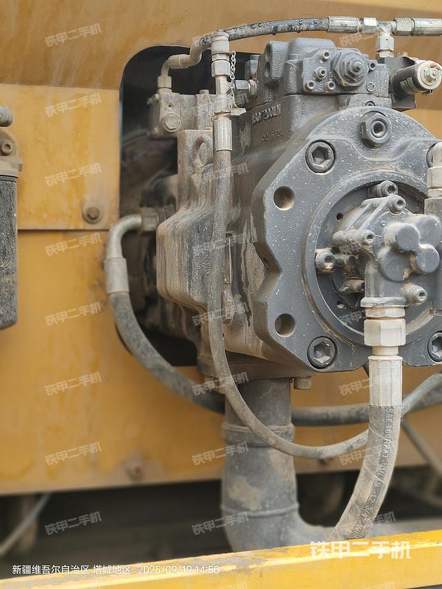 液压泵舱室正面整体（整机外观）