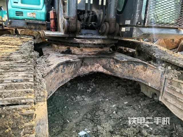 轉盤和下車架正前(工作和回轉裝置) 轉盤和下車架正前(工作和回轉裝置)