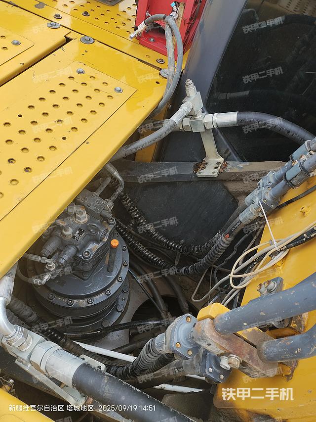 回转马达和主控阀（整机外观）