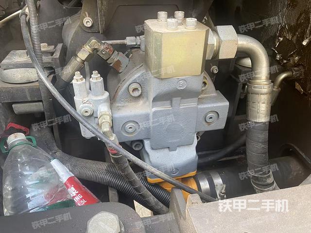 液壓泵艙室正面整體（整機外觀）