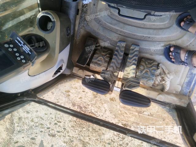 行走控制手柄和踏板?俯拍（駕駛室部分）