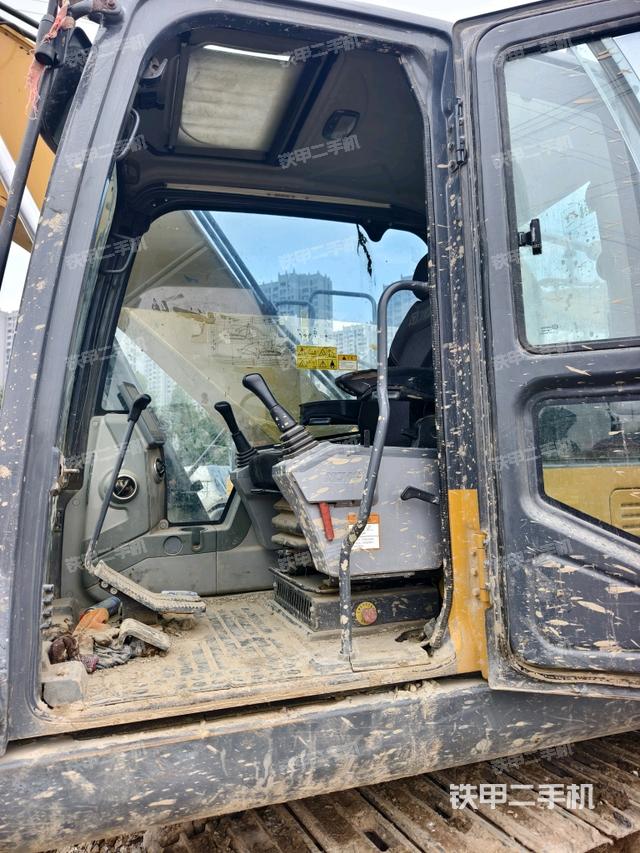 駕駛室左前45度（駕駛室部分）