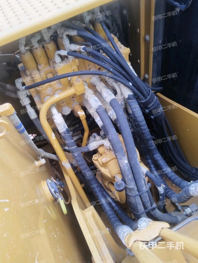 中央回轉(zhuǎn)接頭特寫(xiě)（上車(chē)部件）