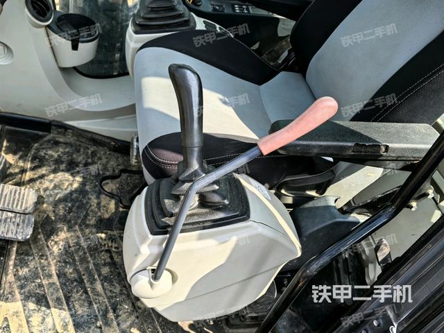 座椅左侧控制台/音响/含左手柄（驾驶室部分）