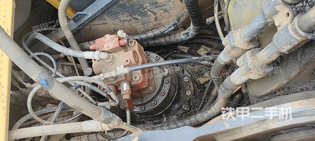 液压泵舱室正面整体（整机外观）